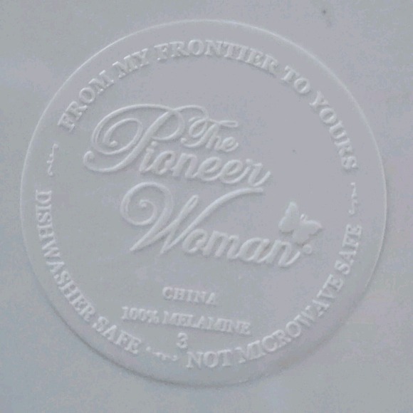 Pioneer Woman Patchwork Medley Melamine Dinner Plates Scalloped Set of 2 - Picture 3 of 4